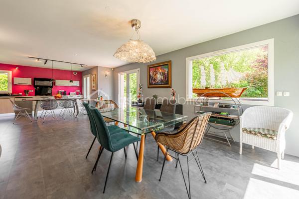 Coup de coeur. : 
Maison familiale au calme à Seynod, à seulement quelques minutes d’Annecy. 

Située dans un environnement paisible et recherché, cette belle maison construite en 2000 séduira par ses volumes généreux, son excellent entretien et ses prestations de qualité.

D’une superficie de 169 m² Carrez (229 m² au sol), elle offre une agréable et lumineuse pièce de vie comprenant un salon convivial et une cuisine entièrement agencée et équipée, avec accès direct sur une grande terrasse.  

La maison dispose de quatre chambres confortables, dont une très belle suite parentale. 
 De nombreux espaces de rangement et de stockage viennent compléter l’ensemble.

Vous bénéficierez également d’un garage et d’espaces annexes particulièrement pratiques au quotidien.

À l’extérieur, vous profiterez d’une belle terrasse au calme, parfaitement aménagée pour les moments de détente, avec jacuzzi.
Un cabanon extérieur permet de stocker le matériel de jardin à proximité des extérieurs. 

Un bien idéal pour une famille recherchant confort, tranquillité et proximité immédiate d’Annecy.
Contact Séverine TOSI pour une visite.