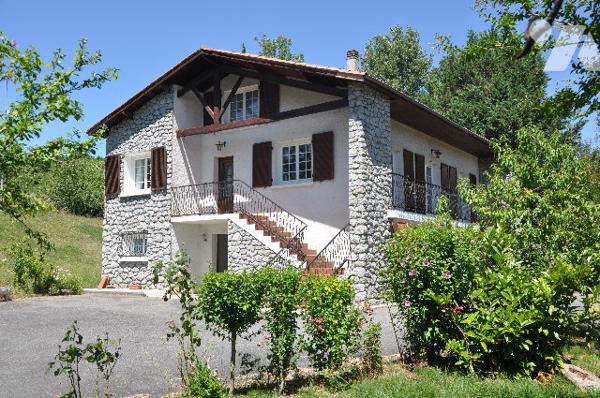 AURIGNAC centre, belle maison de 135m², garage, sur 1 hectare de terrain clôturé : prix 233.200 € CC