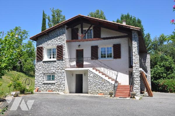 AURIGNAC centre, belle maison de 135m², garage, sur 1 hectare de terrain clôturé : prix 233.200 € CC