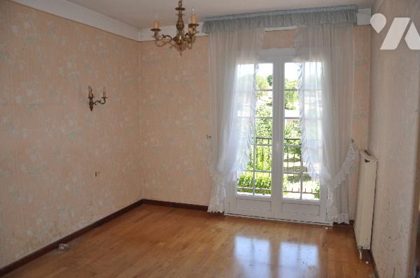 AURIGNAC centre, belle maison de 135m², garage, sur 1 hectare de terrain clôturé : prix 233.200 € CC