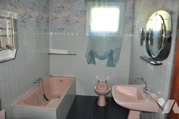 AURIGNAC centre, belle maison de 135m², garage, sur 1 hectare de terrain clôturé : prix 233.200 € CC