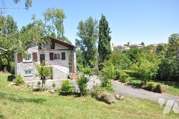 AURIGNAC centre, belle maison de 135m², garage, sur 1 hectare de terrain clôturé : prix 233.200 € CC