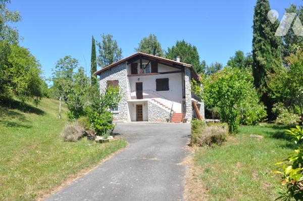 AURIGNAC centre, belle maison de 135m², garage, sur 1 hectare de terrain clôturé : prix 233.200 € CC