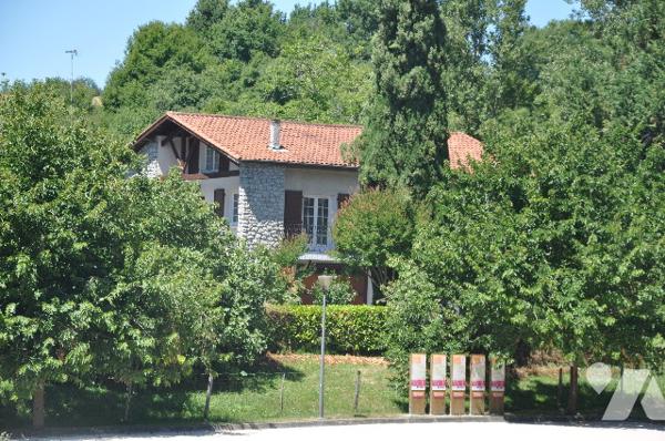 AURIGNAC centre, belle maison de 135m², garage, sur 1 hectare de terrain clôturé : prix 233.200 € CC