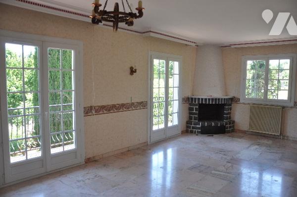 AURIGNAC centre, belle maison de 135m², garage, sur 1 hectare de terrain clôturé : prix 233.200 € CC