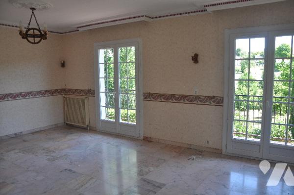 AURIGNAC centre, belle maison de 135m², garage, sur 1 hectare de terrain clôturé : prix 233.200 € CC
