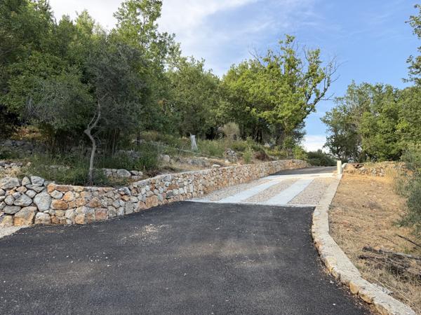 Terrain
        
        - 1638 m² 295 000 € *