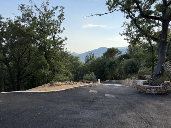 Terrain
        
        - 1638 m² 295 000 € *