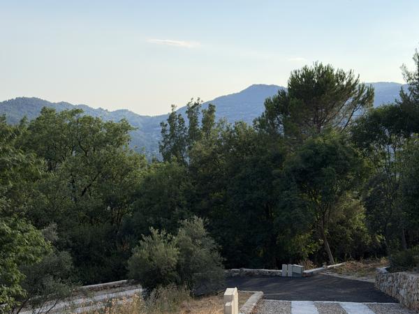 Terrain
        
        - 1638 m² 295 000 € *