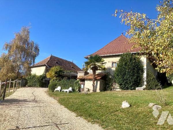Magnifique propriété en pierres située sur les hauteurs de Saint-Genix-les-Villages, comprenant...