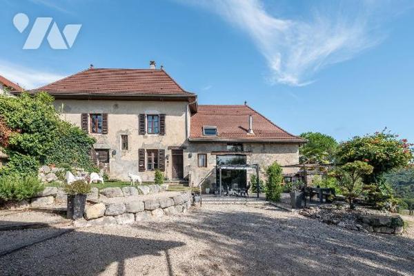 Magnifique propriété en pierres située sur les hauteurs de Saint-Genix-les-Villages, comprenant...