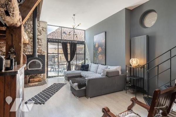 Magnifique propriété en pierres située sur les hauteurs de Saint-Genix-les-Villages, comprenant...