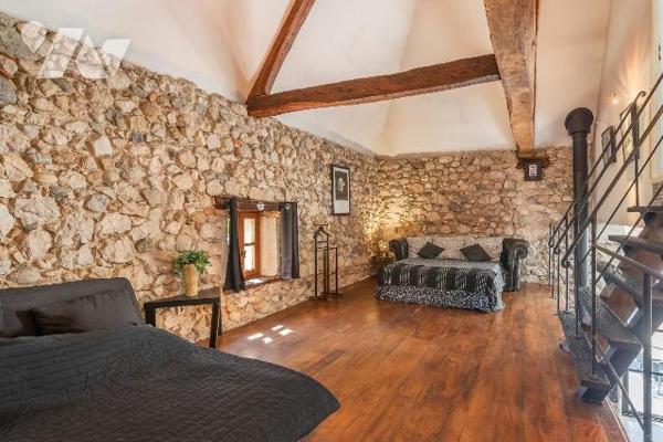 Magnifique propriété en pierres située sur les hauteurs de Saint-Genix-les-Villages, comprenant...