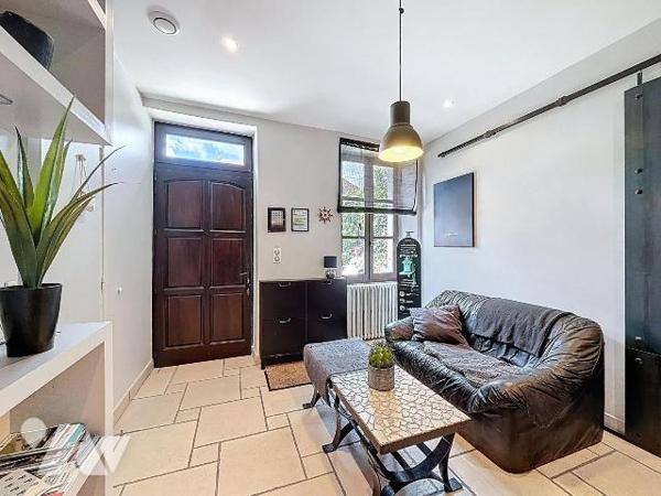 Magnifique propriété en pierres située sur les hauteurs de Saint-Genix-les-Villages, comprenant...