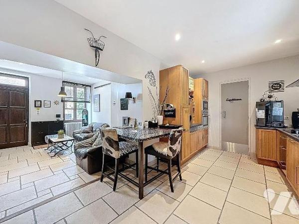 Magnifique propriété en pierres située sur les hauteurs de Saint-Genix-les-Villages, comprenant...