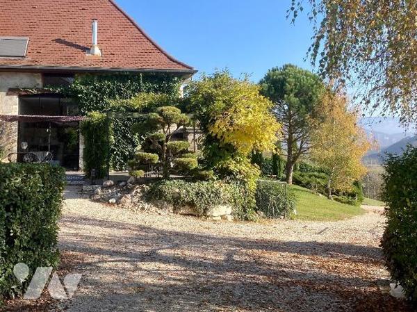 Magnifique propriété en pierres située sur les hauteurs de Saint-Genix-les-Villages, comprenant...