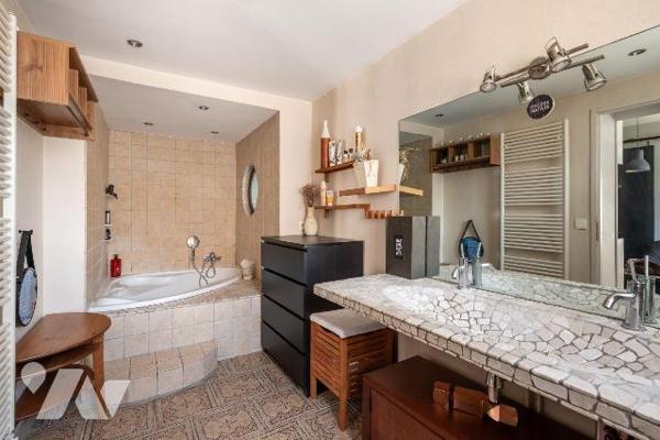 Magnifique propriété en pierres située sur les hauteurs de Saint-Genix-les-Villages, comprenant...