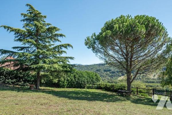 Magnifique propriété en pierres située sur les hauteurs de Saint-Genix-les-Villages, comprenant...