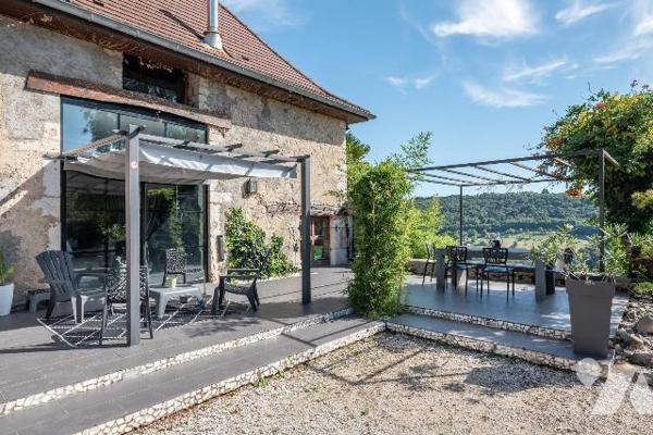 Magnifique propriété en pierres située sur les hauteurs de Saint-Genix-les-Villages, comprenant...