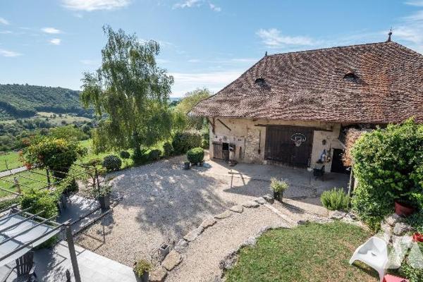 Magnifique propriété en pierres située sur les hauteurs de Saint-Genix-les-Villages, comprenant...