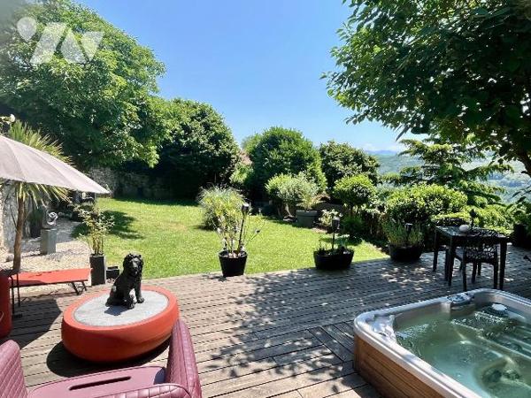 Magnifique propriété en pierres située sur les hauteurs de Saint-Genix-les-Villages, comprenant...