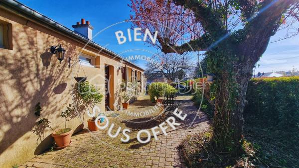 Maison 5 pièces – 105 m² – Terrain 779 m² – Tours (37100) 

À découvrir sans tarder ! En exclusivité !!

Située à Tours Nord dans un quartier calme, limite Saint-Cyr-sur-Loire, cette charmante maison de plain pied de 105 m² avec 3 chambres offre un cadre de vie idéal pour une famille, à proximité de toutes les commodités et services.
La maison se compose d'une entrée, d’une belle pièce de vie de plus de 40 m² avec sa cheminée puis un couloir dessert 3 chambres.
Une pièce de 15 m² est modulable en 4ème chambre ou bureau selon vos besoins, pour information, elle est dotée d'une porte donnant sur l'extérieur ce qui peut faire une belle entrée également pour y organiser votre arrivée dans la maison.
Une salle d'eau et un WC séparé, un coin buanderie et un cellier complètent ce bien.

Le terrain spacieux entièrement clos et arboré avec une belle exposition permet de profiter pleinement des extérieurs.
Créer un atelier ou bénéficier d’un important espace de rangement supplémentaire grâce au beau garage de 25 m² attenant à la maison avec cave et grenier.

Accès rapide aux transports, proche du tram ligne A et du réseau de bus lignes 13 et 52, la place Jean Jaurès est à moins 15 mn à vélo ou en voiture.

Travaux à prévoir, me consulter

A bientôt pour une visite !!