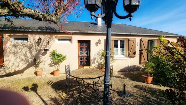 Maison 5 pièces – 105 m² – Terrain 779 m² – Tours (37100) 

À découvrir sans tarder ! En exclusivité !!

Située à Tours Nord dans un quartier calme, limite Saint-Cyr-sur-Loire, cette charmante maison de plain pied de 105 m² avec 3 chambres offre un cadre de vie idéal pour une famille, à proximité de toutes les commodités et services.
La maison se compose d'une entrée, d’une belle pièce de vie de plus de 40 m² avec sa cheminée puis un couloir dessert 3 chambres.
Une pièce de 15 m² est modulable en 4ème chambre ou bureau selon vos besoins, pour information, elle est dotée d'une porte donnant sur l'extérieur ce qui peut faire une belle entrée également pour y organiser votre arrivée dans la maison.
Une salle d'eau et un WC séparé, un coin buanderie et un cellier complètent ce bien.

Le terrain spacieux entièrement clos et arboré avec une belle exposition permet de profiter pleinement des extérieurs.
Créer un atelier ou bénéficier d’un important espace de rangement supplémentaire grâce au beau garage de 25 m² attenant à la maison avec cave et grenier.

Accès rapide aux transports, proche du tram ligne A et du réseau de bus lignes 13 et 52, la place Jean Jaurès est à moins 15 mn à vélo ou en voiture.

Travaux à prévoir, me consulter

A bientôt pour une visite !!