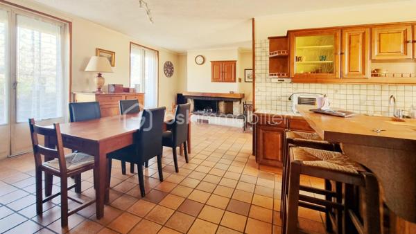 Maison 5 pièces – 105 m² – Terrain 779 m² – Tours (37100) 

À découvrir sans tarder ! En exclusivité !!

Située à Tours Nord dans un quartier calme, limite Saint-Cyr-sur-Loire, cette charmante maison de plain pied de 105 m² avec 3 chambres offre un cadre de vie idéal pour une famille, à proximité de toutes les commodités et services.
La maison se compose d'une entrée, d’une belle pièce de vie de plus de 40 m² avec sa cheminée puis un couloir dessert 3 chambres.
Une pièce de 15 m² est modulable en 4ème chambre ou bureau selon vos besoins, pour information, elle est dotée d'une porte donnant sur l'extérieur ce qui peut faire une belle entrée également pour y organiser votre arrivée dans la maison.
Une salle d'eau et un WC séparé, un coin buanderie et un cellier complètent ce bien.

Le terrain spacieux entièrement clos et arboré avec une belle exposition permet de profiter pleinement des extérieurs.
Créer un atelier ou bénéficier d’un important espace de rangement supplémentaire grâce au beau garage de 25 m² attenant à la maison avec cave et grenier.

Accès rapide aux transports, proche du tram ligne A et du réseau de bus lignes 13 et 52, la place Jean Jaurès est à moins 15 mn à vélo ou en voiture.

Travaux à prévoir, me consulter

A bientôt pour une visite !!