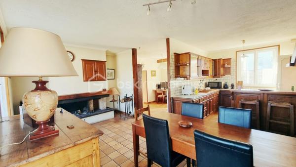 Maison 5 pièces – 105 m² – Terrain 779 m² – Tours (37100) 

À découvrir sans tarder ! En exclusivité !!

Située à Tours Nord dans un quartier calme, limite Saint-Cyr-sur-Loire, cette charmante maison de plain pied de 105 m² avec 3 chambres offre un cadre de vie idéal pour une famille, à proximité de toutes les commodités et services.
La maison se compose d'une entrée, d’une belle pièce de vie de plus de 40 m² avec sa cheminée puis un couloir dessert 3 chambres.
Une pièce de 15 m² est modulable en 4ème chambre ou bureau selon vos besoins, pour information, elle est dotée d'une porte donnant sur l'extérieur ce qui peut faire une belle entrée également pour y organiser votre arrivée dans la maison.
Une salle d'eau et un WC séparé, un coin buanderie et un cellier complètent ce bien.

Le terrain spacieux entièrement clos et arboré avec une belle exposition permet de profiter pleinement des extérieurs.
Créer un atelier ou bénéficier d’un important espace de rangement supplémentaire grâce au beau garage de 25 m² attenant à la maison avec cave et grenier.

Accès rapide aux transports, proche du tram ligne A et du réseau de bus lignes 13 et 52, la place Jean Jaurès est à moins 15 mn à vélo ou en voiture.

Travaux à prévoir, me consulter

A bientôt pour une visite !!
