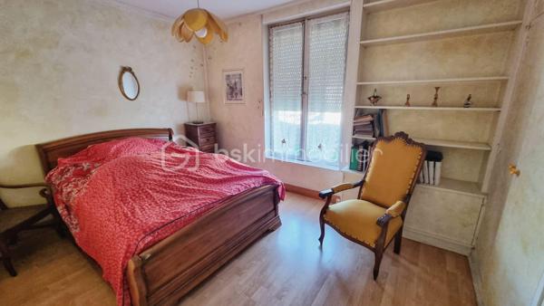 Maison 5 pièces – 105 m² – Terrain 779 m² – Tours (37100) 

À découvrir sans tarder ! En exclusivité !!

Située à Tours Nord dans un quartier calme, limite Saint-Cyr-sur-Loire, cette charmante maison de plain pied de 105 m² avec 3 chambres offre un cadre de vie idéal pour une famille, à proximité de toutes les commodités et services.
La maison se compose d'une entrée, d’une belle pièce de vie de plus de 40 m² avec sa cheminée puis un couloir dessert 3 chambres.
Une pièce de 15 m² est modulable en 4ème chambre ou bureau selon vos besoins, pour information, elle est dotée d'une porte donnant sur l'extérieur ce qui peut faire une belle entrée également pour y organiser votre arrivée dans la maison.
Une salle d'eau et un WC séparé, un coin buanderie et un cellier complètent ce bien.

Le terrain spacieux entièrement clos et arboré avec une belle exposition permet de profiter pleinement des extérieurs.
Créer un atelier ou bénéficier d’un important espace de rangement supplémentaire grâce au beau garage de 25 m² attenant à la maison avec cave et grenier.

Accès rapide aux transports, proche du tram ligne A et du réseau de bus lignes 13 et 52, la place Jean Jaurès est à moins 15 mn à vélo ou en voiture.

Travaux à prévoir, me consulter

A bientôt pour une visite !!