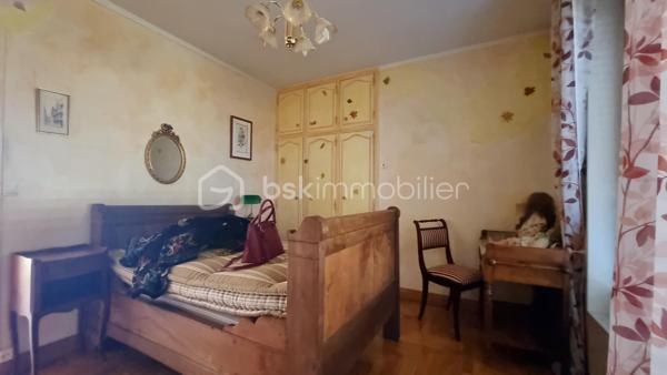 Maison 5 pièces – 105 m² – Terrain 779 m² – Tours (37100) 

À découvrir sans tarder ! En exclusivité !!

Située à Tours Nord dans un quartier calme, limite Saint-Cyr-sur-Loire, cette charmante maison de plain pied de 105 m² avec 3 chambres offre un cadre de vie idéal pour une famille, à proximité de toutes les commodités et services.
La maison se compose d'une entrée, d’une belle pièce de vie de plus de 40 m² avec sa cheminée puis un couloir dessert 3 chambres.
Une pièce de 15 m² est modulable en 4ème chambre ou bureau selon vos besoins, pour information, elle est dotée d'une porte donnant sur l'extérieur ce qui peut faire une belle entrée également pour y organiser votre arrivée dans la maison.
Une salle d'eau et un WC séparé, un coin buanderie et un cellier complètent ce bien.

Le terrain spacieux entièrement clos et arboré avec une belle exposition permet de profiter pleinement des extérieurs.
Créer un atelier ou bénéficier d’un important espace de rangement supplémentaire grâce au beau garage de 25 m² attenant à la maison avec cave et grenier.

Accès rapide aux transports, proche du tram ligne A et du réseau de bus lignes 13 et 52, la place Jean Jaurès est à moins 15 mn à vélo ou en voiture.

Travaux à prévoir, me consulter

A bientôt pour une visite !!