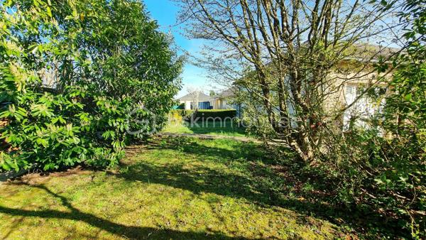 Maison 5 pièces – 105 m² – Terrain 779 m² – Tours (37100) 

À découvrir sans tarder ! En exclusivité !!

Située à Tours Nord dans un quartier calme, limite Saint-Cyr-sur-Loire, cette charmante maison de plain pied de 105 m² avec 3 chambres offre un cadre de vie idéal pour une famille, à proximité de toutes les commodités et services.
La maison se compose d'une entrée, d’une belle pièce de vie de plus de 40 m² avec sa cheminée puis un couloir dessert 3 chambres.
Une pièce de 15 m² est modulable en 4ème chambre ou bureau selon vos besoins, pour information, elle est dotée d'une porte donnant sur l'extérieur ce qui peut faire une belle entrée également pour y organiser votre arrivée dans la maison.
Une salle d'eau et un WC séparé, un coin buanderie et un cellier complètent ce bien.

Le terrain spacieux entièrement clos et arboré avec une belle exposition permet de profiter pleinement des extérieurs.
Créer un atelier ou bénéficier d’un important espace de rangement supplémentaire grâce au beau garage de 25 m² attenant à la maison avec cave et grenier.

Accès rapide aux transports, proche du tram ligne A et du réseau de bus lignes 13 et 52, la place Jean Jaurès est à moins 15 mn à vélo ou en voiture.

Travaux à prévoir, me consulter

A bientôt pour une visite !!