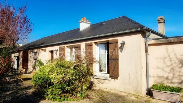 Maison 5 pièces – 105 m² – Terrain 779 m² – Tours (37100) 

À découvrir sans tarder ! En exclusivité !!

Située à Tours Nord dans un quartier calme, limite Saint-Cyr-sur-Loire, cette charmante maison de plain pied de 105 m² avec 3 chambres offre un cadre de vie idéal pour une famille, à proximité de toutes les commodités et services.
La maison se compose d'une entrée, d’une belle pièce de vie de plus de 40 m² avec sa cheminée puis un couloir dessert 3 chambres.
Une pièce de 15 m² est modulable en 4ème chambre ou bureau selon vos besoins, pour information, elle est dotée d'une porte donnant sur l'extérieur ce qui peut faire une belle entrée également pour y organiser votre arrivée dans la maison.
Une salle d'eau et un WC séparé, un coin buanderie et un cellier complètent ce bien.

Le terrain spacieux entièrement clos et arboré avec une belle exposition permet de profiter pleinement des extérieurs.
Créer un atelier ou bénéficier d’un important espace de rangement supplémentaire grâce au beau garage de 25 m² attenant à la maison avec cave et grenier.

Accès rapide aux transports, proche du tram ligne A et du réseau de bus lignes 13 et 52, la place Jean Jaurès est à moins 15 mn à vélo ou en voiture.

Travaux à prévoir, me consulter

A bientôt pour une visite !!