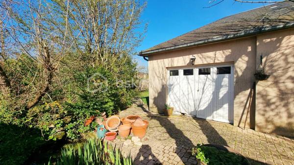 Maison 5 pièces – 105 m² – Terrain 779 m² – Tours (37100) 

À découvrir sans tarder ! En exclusivité !!

Située à Tours Nord dans un quartier calme, limite Saint-Cyr-sur-Loire, cette charmante maison de plain pied de 105 m² avec 3 chambres offre un cadre de vie idéal pour une famille, à proximité de toutes les commodités et services.
La maison se compose d'une entrée, d’une belle pièce de vie de plus de 40 m² avec sa cheminée puis un couloir dessert 3 chambres.
Une pièce de 15 m² est modulable en 4ème chambre ou bureau selon vos besoins, pour information, elle est dotée d'une porte donnant sur l'extérieur ce qui peut faire une belle entrée également pour y organiser votre arrivée dans la maison.
Une salle d'eau et un WC séparé, un coin buanderie et un cellier complètent ce bien.

Le terrain spacieux entièrement clos et arboré avec une belle exposition permet de profiter pleinement des extérieurs.
Créer un atelier ou bénéficier d’un important espace de rangement supplémentaire grâce au beau garage de 25 m² attenant à la maison avec cave et grenier.

Accès rapide aux transports, proche du tram ligne A et du réseau de bus lignes 13 et 52, la place Jean Jaurès est à moins 15 mn à vélo ou en voiture.

Travaux à prévoir, me consulter

A bientôt pour une visite !!