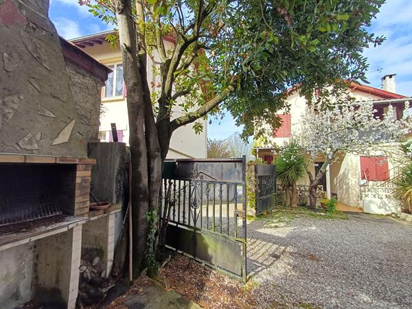 Fort potentiel - Terrain à bâtir + maison divisée en appartements, Bayonne 64100