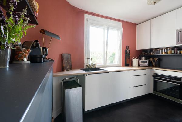 Rue de Nantes, un appartement familial entre lumière et matières