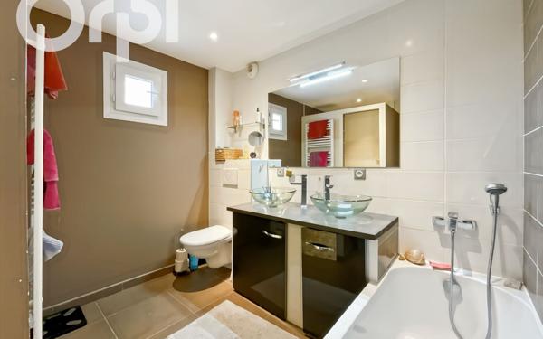 Appartement à vendre    6 pièces •  Aubenas