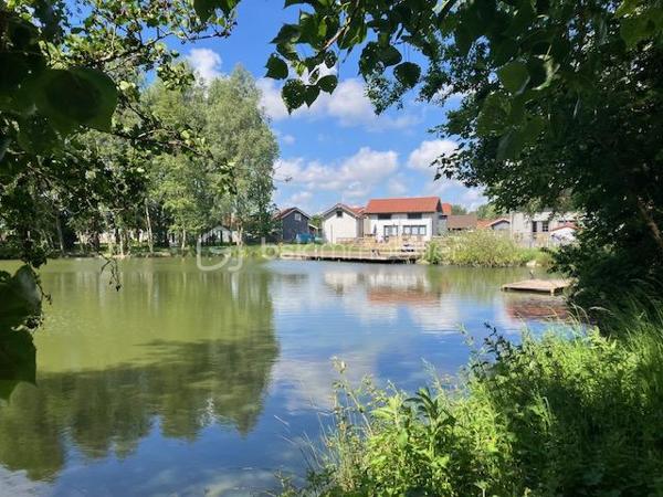 Cette JOLIE et ORIGINALE " MAISON SCANDINAVE ", a élu domicile à BOURBOURG ( DOMAINE DE L'AA ), secteur très recherché pour son CALME et sa TRANQUILLITE.
Sa situation la localise à proximité des commodités, de la MER, de la PLAGE, à 3 minutes de l'A16, de GRAVELINES, de SAINT-FOLQUIN, de CALAIS, de DUNKERQUE, D'AUDRUICQ...

Elle sera idéale pour VOTRE RESIDENCE PRINCIPALE, SECONDAIRE, ou pour une activité de LOCATION TOURISTIQUE en courte durée ( AIRBNB ), à l'entrée de la CÔTE D'OPALE ( location touristique ), à proximité de la CENTRALE NUCLEAIRE et de la GIGAFACTORY ( hébergement pour déplacement professionnel ).

Fabriqué en FINLANDE, elle sera monté par un constructeur FRANCAIS ( proche de Lille ), inspiré par les BELLES MAISONS en BOIS des PAYS NORDIQUES. 
Il en a fait son OEUVRE,  en réalisant un LIEU UNIQUE rempli du CHARME des BEAUX et NOBLES MATERIAUX.
Vous posez votre regard sur sa jolie façade, et déjà vous avez hâte de découvrir sa SURFACE de 79 m2 utiles sur 2 niveaux ( 57 m2 habitables ).

Vous entrez,  et déjà elle vous ENIVRE de sa BONNE AMBIANCE ( CHALEUR du BOIS et BELLE LUMIERE ).

Au RDC, vous découvrez sa CUISINE entièrement équipée, son SALON / SEJOUR, sa SALLE D'EAU, ses WC indépendants, sa PENDERIE.
Ces espaces vous donne accès à sa ( future ) terrasse de 24 m2, et à l'arrière de la maison.
De part son exposition ( sud/ouest ), elle bénéficie d'une LUMINOSITE EXCEPTIONNELLE, lui apportant la BRILLANCE des plus beaux JOYAUX IMMOBILIERS.
Vous empruntez son CONFORTABLE ESCALIER, pour monter au SEPTIEME CIEL, distribuant 2 CHAMBRES SPACIEUSES, avec des ESPACES pour aménager vos RANGEMENTS.

Son JARDINET et sa ( future ) TERRASSE ( c'est une option ),  sauront parfaire à l'organisation de GARDEN-PARTY, des belles soirées de l'AA, de mémorables BARBECUE, de vos après-midi FARNIENTE et de vos séances de BRONZAGE ( Je vous conseille toutefois de porter un petit maillot,  car nous sommes quand même dans les Hauts de France )

Pour parfaire à ses atours, elle dispose d'une place de parking privative, afin de pouvoir vous garer et stationner sans difficultés. Un parking collectif est aussi à votre disposition pour les invités.

Du VOLUME,  de BEAUX ESPACES,  une belle LUMINOSITE,  de NOBLES MATERIAUX,  à chacun de vos pas elle vous raconte son histoire, et vous invite à écrire les chapitres de la vôtre ! 

Les ASPECTS TECHNIQUES :  
La CONSTRUCTION sera NEUVE ( sous GARANTIE décennale ), les MENUISERIES sont en BOIS et ALU ( TRIPLE VITRAGE acoustique et thermique ), le CHAUFFAGE est par POMPE à CHALEUR AIR/AIR, elle dispose d'un BALLON D'EAU-CHAUDE ( nouvelle génération IA ), d'une CUISINE équipée, d'un ETANG de PÊCHE qui est GRATUIT et BIEN REMPLI ( même pour moi ça mordrait )...QUE VOULEZ-VOUS DE PLUS ?

Ses NOTIONS ECONOMIQUES : 
Les FRAIS DE NOTAIRE sont REDUITS ( c'est une très belle économie )  
La taxe foncière est d'environ 600 euros, et les consommations sont maîtrisées.
Les charges communes sont très faibles.
Une TERRASSE OPTIONNELLE ( en façade ), vous est proposée pour seulement 4900 euros. 
Sa localisation prédispose à la LOCATION TOURISTIQUE de COURTE DUREE, et elle saurait vous générer des revenus substantiels.
Une autre version 1 chambre et un coin nuit, est disponible au tarif de 129900 euros.

Vous souhaitez découvrir ce LIEU D'EXCEPTION, dans un COIN de PARADIS, il faut juste m'appeler Gilles O6 3O 89 OO O8...Créateur de belles émotions immobilières.

Pour des acquéreurs qualifiés,  nous sommes en recherche de biens immobiliers à vendre sur l'ensemble des Hauts de France.
N'hésitez pas à nous contacter pour une estimation de votre bien immobilier ( maison, appartement, immeuble locatif, viager...).  Elle vous sera offerte,  et nous pourrons ainsi échanger sur la qualité et la différence de nos actions commerciales,  qui transforment nos ventes en de très belles réussites immobilières.