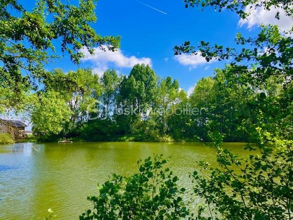 Cette JOLIE et ORIGINALE " MAISON SCANDINAVE ", a élu domicile à BOURBOURG ( DOMAINE DE L'AA ), secteur très recherché pour son CALME et sa TRANQUILLITE.
Sa situation la localise à proximité des commodités, de la MER, de la PLAGE, à 3 minutes de l'A16, de GRAVELINES, de SAINT-FOLQUIN, de CALAIS, de DUNKERQUE, D'AUDRUICQ...

Elle sera idéale pour VOTRE RESIDENCE PRINCIPALE, SECONDAIRE, ou pour une activité de LOCATION TOURISTIQUE en courte durée ( AIRBNB ), à l'entrée de la CÔTE D'OPALE ( location touristique ), à proximité de la CENTRALE NUCLEAIRE et de la GIGAFACTORY ( hébergement pour déplacement professionnel ).

Fabriqué en FINLANDE, elle sera monté par un constructeur FRANCAIS ( proche de Lille ), inspiré par les BELLES MAISONS en BOIS des PAYS NORDIQUES. 
Il en a fait son OEUVRE,  en réalisant un LIEU UNIQUE rempli du CHARME des BEAUX et NOBLES MATERIAUX.
Vous posez votre regard sur sa jolie façade, et déjà vous avez hâte de découvrir sa SURFACE de 79 m2 utiles sur 2 niveaux ( 57 m2 habitables ).

Vous entrez,  et déjà elle vous ENIVRE de sa BONNE AMBIANCE ( CHALEUR du BOIS et BELLE LUMIERE ).

Au RDC, vous découvrez sa CUISINE entièrement équipée, son SALON / SEJOUR, sa SALLE D'EAU, ses WC indépendants, sa PENDERIE.
Ces espaces vous donne accès à sa ( future ) terrasse de 24 m2, et à l'arrière de la maison.
De part son exposition ( sud/ouest ), elle bénéficie d'une LUMINOSITE EXCEPTIONNELLE, lui apportant la BRILLANCE des plus beaux JOYAUX IMMOBILIERS.
Vous empruntez son CONFORTABLE ESCALIER, pour monter au SEPTIEME CIEL, distribuant 2 CHAMBRES SPACIEUSES, avec des ESPACES pour aménager vos RANGEMENTS.

Son JARDINET et sa ( future ) TERRASSE ( c'est une option ),  sauront parfaire à l'organisation de GARDEN-PARTY, des belles soirées de l'AA, de mémorables BARBECUE, de vos après-midi FARNIENTE et de vos séances de BRONZAGE ( Je vous conseille toutefois de porter un petit maillot,  car nous sommes quand même dans les Hauts de France )

Pour parfaire à ses atours, elle dispose d'une place de parking privative, afin de pouvoir vous garer et stationner sans difficultés. Un parking collectif est aussi à votre disposition pour les invités.

Du VOLUME,  de BEAUX ESPACES,  une belle LUMINOSITE,  de NOBLES MATERIAUX,  à chacun de vos pas elle vous raconte son histoire, et vous invite à écrire les chapitres de la vôtre ! 

Les ASPECTS TECHNIQUES :  
La CONSTRUCTION sera NEUVE ( sous GARANTIE décennale ), les MENUISERIES sont en BOIS et ALU ( TRIPLE VITRAGE acoustique et thermique ), le CHAUFFAGE est par POMPE à CHALEUR AIR/AIR, elle dispose d'un BALLON D'EAU-CHAUDE ( nouvelle génération IA ), d'une CUISINE équipée, d'un ETANG de PÊCHE qui est GRATUIT et BIEN REMPLI ( même pour moi ça mordrait )...QUE VOULEZ-VOUS DE PLUS ?

Ses NOTIONS ECONOMIQUES : 
Les FRAIS DE NOTAIRE sont REDUITS ( c'est une très belle économie )  
La taxe foncière est d'environ 600 euros, et les consommations sont maîtrisées.
Les charges communes sont très faibles.
Une TERRASSE OPTIONNELLE ( en façade ), vous est proposée pour seulement 4900 euros. 
Sa localisation prédispose à la LOCATION TOURISTIQUE de COURTE DUREE, et elle saurait vous générer des revenus substantiels.
Une autre version 1 chambre et un coin nuit, est disponible au tarif de 129900 euros.

Vous souhaitez découvrir ce LIEU D'EXCEPTION, dans un COIN de PARADIS, il faut juste m'appeler Gilles O6 3O 89 OO O8...Créateur de belles émotions immobilières.

Pour des acquéreurs qualifiés,  nous sommes en recherche de biens immobiliers à vendre sur l'ensemble des Hauts de France.
N'hésitez pas à nous contacter pour une estimation de votre bien immobilier ( maison, appartement, immeuble locatif, viager...).  Elle vous sera offerte,  et nous pourrons ainsi échanger sur la qualité et la différence de nos actions commerciales,  qui transforment nos ventes en de très belles réussites immobilières.