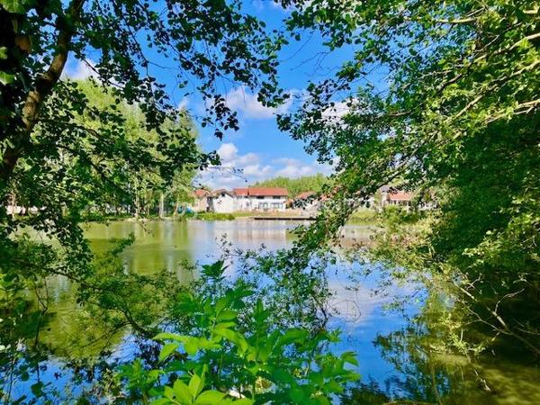 Cette JOLIE et ORIGINALE " MAISON SCANDINAVE ", a élu domicile à BOURBOURG ( DOMAINE DE L'AA ), secteur très recherché pour son CALME et sa TRANQUILLITE.
Sa situation la localise à proximité des commodités, de la MER, de la PLAGE, à 3 minutes de l'A16, de GRAVELINES, de SAINT-FOLQUIN, de CALAIS, de DUNKERQUE, D'AUDRUICQ...

Elle sera idéale pour VOTRE RESIDENCE PRINCIPALE, SECONDAIRE, ou pour une activité de LOCATION TOURISTIQUE en courte durée ( AIRBNB ), à l'entrée de la CÔTE D'OPALE ( location touristique ), à proximité de la CENTRALE NUCLEAIRE et de la GIGAFACTORY ( hébergement pour déplacement professionnel ).

Fabriqué en FINLANDE, elle sera monté par un constructeur FRANCAIS ( proche de Lille ), inspiré par les BELLES MAISONS en BOIS des PAYS NORDIQUES. 
Il en a fait son OEUVRE,  en réalisant un LIEU UNIQUE rempli du CHARME des BEAUX et NOBLES MATERIAUX.
Vous posez votre regard sur sa jolie façade, et déjà vous avez hâte de découvrir sa SURFACE de 79 m2 utiles sur 2 niveaux ( 57 m2 habitables ).

Vous entrez,  et déjà elle vous ENIVRE de sa BONNE AMBIANCE ( CHALEUR du BOIS et BELLE LUMIERE ).

Au RDC, vous découvrez sa CUISINE entièrement équipée, son SALON / SEJOUR, sa SALLE D'EAU, ses WC indépendants, sa PENDERIE.
Ces espaces vous donne accès à sa ( future ) terrasse de 24 m2, et à l'arrière de la maison.
De part son exposition ( sud/ouest ), elle bénéficie d'une LUMINOSITE EXCEPTIONNELLE, lui apportant la BRILLANCE des plus beaux JOYAUX IMMOBILIERS.
Vous empruntez son CONFORTABLE ESCALIER, pour monter au SEPTIEME CIEL, distribuant 2 CHAMBRES SPACIEUSES, avec des ESPACES pour aménager vos RANGEMENTS.

Son JARDINET et sa ( future ) TERRASSE ( c'est une option ),  sauront parfaire à l'organisation de GARDEN-PARTY, des belles soirées de l'AA, de mémorables BARBECUE, de vos après-midi FARNIENTE et de vos séances de BRONZAGE ( Je vous conseille toutefois de porter un petit maillot,  car nous sommes quand même dans les Hauts de France )

Pour parfaire à ses atours, elle dispose d'une place de parking privative, afin de pouvoir vous garer et stationner sans difficultés. Un parking collectif est aussi à votre disposition pour les invités.

Du VOLUME,  de BEAUX ESPACES,  une belle LUMINOSITE,  de NOBLES MATERIAUX,  à chacun de vos pas elle vous raconte son histoire, et vous invite à écrire les chapitres de la vôtre ! 

Les ASPECTS TECHNIQUES :  
La CONSTRUCTION sera NEUVE ( sous GARANTIE décennale ), les MENUISERIES sont en BOIS et ALU ( TRIPLE VITRAGE acoustique et thermique ), le CHAUFFAGE est par POMPE à CHALEUR AIR/AIR, elle dispose d'un BALLON D'EAU-CHAUDE ( nouvelle génération IA ), d'une CUISINE équipée, d'un ETANG de PÊCHE qui est GRATUIT et BIEN REMPLI ( même pour moi ça mordrait )...QUE VOULEZ-VOUS DE PLUS ?

Ses NOTIONS ECONOMIQUES : 
Les FRAIS DE NOTAIRE sont REDUITS ( c'est une très belle économie )  
La taxe foncière est d'environ 600 euros, et les consommations sont maîtrisées.
Les charges communes sont très faibles.
Une TERRASSE OPTIONNELLE ( en façade ), vous est proposée pour seulement 4900 euros. 
Sa localisation prédispose à la LOCATION TOURISTIQUE de COURTE DUREE, et elle saurait vous générer des revenus substantiels.
Une autre version 1 chambre et un coin nuit, est disponible au tarif de 129900 euros.

Vous souhaitez découvrir ce LIEU D'EXCEPTION, dans un COIN de PARADIS, il faut juste m'appeler Gilles O6 3O 89 OO O8...Créateur de belles émotions immobilières.

Pour des acquéreurs qualifiés,  nous sommes en recherche de biens immobiliers à vendre sur l'ensemble des Hauts de France.
N'hésitez pas à nous contacter pour une estimation de votre bien immobilier ( maison, appartement, immeuble locatif, viager...).  Elle vous sera offerte,  et nous pourrons ainsi échanger sur la qualité et la différence de nos actions commerciales,  qui transforment nos ventes en de très belles réussites immobilières.