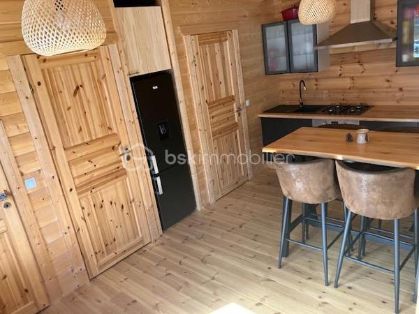 Cette JOLIE et ORIGINALE " MAISON SCANDINAVE ", a élu domicile à BOURBOURG ( DOMAINE DE L'AA ), secteur très recherché pour son CALME et sa TRANQUILLITE.
Sa situation la localise à proximité des commodités, de la MER, de la PLAGE, à 3 minutes de l'A16, de GRAVELINES, de SAINT-FOLQUIN, de CALAIS, de DUNKERQUE, D'AUDRUICQ...

Elle sera idéale pour VOTRE RESIDENCE PRINCIPALE, SECONDAIRE, ou pour une activité de LOCATION TOURISTIQUE en courte durée ( AIRBNB ), à l'entrée de la CÔTE D'OPALE ( location touristique ), à proximité de la CENTRALE NUCLEAIRE et de la GIGAFACTORY ( hébergement pour déplacement professionnel ).

Fabriqué en FINLANDE, elle sera monté par un constructeur FRANCAIS ( proche de Lille ), inspiré par les BELLES MAISONS en BOIS des PAYS NORDIQUES. 
Il en a fait son OEUVRE,  en réalisant un LIEU UNIQUE rempli du CHARME des BEAUX et NOBLES MATERIAUX.
Vous posez votre regard sur sa jolie façade, et déjà vous avez hâte de découvrir sa SURFACE de 79 m2 utiles sur 2 niveaux ( 57 m2 habitables ).

Vous entrez,  et déjà elle vous ENIVRE de sa BONNE AMBIANCE ( CHALEUR du BOIS et BELLE LUMIERE ).

Au RDC, vous découvrez sa CUISINE entièrement équipée, son SALON / SEJOUR, sa SALLE D'EAU, ses WC indépendants, sa PENDERIE.
Ces espaces vous donne accès à sa ( future ) terrasse de 24 m2, et à l'arrière de la maison.
De part son exposition ( sud/ouest ), elle bénéficie d'une LUMINOSITE EXCEPTIONNELLE, lui apportant la BRILLANCE des plus beaux JOYAUX IMMOBILIERS.
Vous empruntez son CONFORTABLE ESCALIER, pour monter au SEPTIEME CIEL, distribuant 2 CHAMBRES SPACIEUSES, avec des ESPACES pour aménager vos RANGEMENTS.

Son JARDINET et sa ( future ) TERRASSE ( c'est une option ),  sauront parfaire à l'organisation de GARDEN-PARTY, des belles soirées de l'AA, de mémorables BARBECUE, de vos après-midi FARNIENTE et de vos séances de BRONZAGE ( Je vous conseille toutefois de porter un petit maillot,  car nous sommes quand même dans les Hauts de France )

Pour parfaire à ses atours, elle dispose d'une place de parking privative, afin de pouvoir vous garer et stationner sans difficultés. Un parking collectif est aussi à votre disposition pour les invités.

Du VOLUME,  de BEAUX ESPACES,  une belle LUMINOSITE,  de NOBLES MATERIAUX,  à chacun de vos pas elle vous raconte son histoire, et vous invite à écrire les chapitres de la vôtre ! 

Les ASPECTS TECHNIQUES :  
La CONSTRUCTION sera NEUVE ( sous GARANTIE décennale ), les MENUISERIES sont en BOIS et ALU ( TRIPLE VITRAGE acoustique et thermique ), le CHAUFFAGE est par POMPE à CHALEUR AIR/AIR, elle dispose d'un BALLON D'EAU-CHAUDE ( nouvelle génération IA ), d'une CUISINE équipée, d'un ETANG de PÊCHE qui est GRATUIT et BIEN REMPLI ( même pour moi ça mordrait )...QUE VOULEZ-VOUS DE PLUS ?

Ses NOTIONS ECONOMIQUES : 
Les FRAIS DE NOTAIRE sont REDUITS ( c'est une très belle économie )  
La taxe foncière est d'environ 600 euros, et les consommations sont maîtrisées.
Les charges communes sont très faibles.
Une TERRASSE OPTIONNELLE ( en façade ), vous est proposée pour seulement 4900 euros. 
Sa localisation prédispose à la LOCATION TOURISTIQUE de COURTE DUREE, et elle saurait vous générer des revenus substantiels.
Une autre version 1 chambre et un coin nuit, est disponible au tarif de 129900 euros.

Vous souhaitez découvrir ce LIEU D'EXCEPTION, dans un COIN de PARADIS, il faut juste m'appeler Gilles O6 3O 89 OO O8...Créateur de belles émotions immobilières.

Pour des acquéreurs qualifiés,  nous sommes en recherche de biens immobiliers à vendre sur l'ensemble des Hauts de France.
N'hésitez pas à nous contacter pour une estimation de votre bien immobilier ( maison, appartement, immeuble locatif, viager...).  Elle vous sera offerte,  et nous pourrons ainsi échanger sur la qualité et la différence de nos actions commerciales,  qui transforment nos ventes en de très belles réussites immobilières.