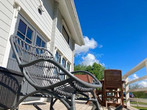 Cette JOLIE et ORIGINALE " MAISON SCANDINAVE ", a élu domicile à BOURBOURG ( DOMAINE DE L'AA ), secteur très recherché pour son CALME et sa TRANQUILLITE.
Sa situation la localise à proximité des commodités, de la MER, de la PLAGE, à 3 minutes de l'A16, de GRAVELINES, de SAINT-FOLQUIN, de CALAIS, de DUNKERQUE, D'AUDRUICQ...

Elle sera idéale pour VOTRE RESIDENCE PRINCIPALE, SECONDAIRE, ou pour une activité de LOCATION TOURISTIQUE en courte durée ( AIRBNB ), à l'entrée de la CÔTE D'OPALE ( location touristique ), à proximité de la CENTRALE NUCLEAIRE et de la GIGAFACTORY ( hébergement pour déplacement professionnel ).

Fabriqué en FINLANDE, elle sera monté par un constructeur FRANCAIS ( proche de Lille ), inspiré par les BELLES MAISONS en BOIS des PAYS NORDIQUES. 
Il en a fait son OEUVRE,  en réalisant un LIEU UNIQUE rempli du CHARME des BEAUX et NOBLES MATERIAUX.
Vous posez votre regard sur sa jolie façade, et déjà vous avez hâte de découvrir sa SURFACE de 79 m2 utiles sur 2 niveaux ( 57 m2 habitables ).

Vous entrez,  et déjà elle vous ENIVRE de sa BONNE AMBIANCE ( CHALEUR du BOIS et BELLE LUMIERE ).

Au RDC, vous découvrez sa CUISINE entièrement équipée, son SALON / SEJOUR, sa SALLE D'EAU, ses WC indépendants, sa PENDERIE.
Ces espaces vous donne accès à sa ( future ) terrasse de 24 m2, et à l'arrière de la maison.
De part son exposition ( sud/ouest ), elle bénéficie d'une LUMINOSITE EXCEPTIONNELLE, lui apportant la BRILLANCE des plus beaux JOYAUX IMMOBILIERS.
Vous empruntez son CONFORTABLE ESCALIER, pour monter au SEPTIEME CIEL, distribuant 2 CHAMBRES SPACIEUSES, avec des ESPACES pour aménager vos RANGEMENTS.

Son JARDINET et sa ( future ) TERRASSE ( c'est une option ),  sauront parfaire à l'organisation de GARDEN-PARTY, des belles soirées de l'AA, de mémorables BARBECUE, de vos après-midi FARNIENTE et de vos séances de BRONZAGE ( Je vous conseille toutefois de porter un petit maillot,  car nous sommes quand même dans les Hauts de France )

Pour parfaire à ses atours, elle dispose d'une place de parking privative, afin de pouvoir vous garer et stationner sans difficultés. Un parking collectif est aussi à votre disposition pour les invités.

Du VOLUME,  de BEAUX ESPACES,  une belle LUMINOSITE,  de NOBLES MATERIAUX,  à chacun de vos pas elle vous raconte son histoire, et vous invite à écrire les chapitres de la vôtre ! 

Les ASPECTS TECHNIQUES :  
La CONSTRUCTION sera NEUVE ( sous GARANTIE décennale ), les MENUISERIES sont en BOIS et ALU ( TRIPLE VITRAGE acoustique et thermique ), le CHAUFFAGE est par POMPE à CHALEUR AIR/AIR, elle dispose d'un BALLON D'EAU-CHAUDE ( nouvelle génération IA ), d'une CUISINE équipée, d'un ETANG de PÊCHE qui est GRATUIT et BIEN REMPLI ( même pour moi ça mordrait )...QUE VOULEZ-VOUS DE PLUS ?

Ses NOTIONS ECONOMIQUES : 
Les FRAIS DE NOTAIRE sont REDUITS ( c'est une très belle économie )  
La taxe foncière est d'environ 600 euros, et les consommations sont maîtrisées.
Les charges communes sont très faibles.
Une TERRASSE OPTIONNELLE ( en façade ), vous est proposée pour seulement 4900 euros. 
Sa localisation prédispose à la LOCATION TOURISTIQUE de COURTE DUREE, et elle saurait vous générer des revenus substantiels.
Une autre version 1 chambre et un coin nuit, est disponible au tarif de 129900 euros.

Vous souhaitez découvrir ce LIEU D'EXCEPTION, dans un COIN de PARADIS, il faut juste m'appeler Gilles O6 3O 89 OO O8...Créateur de belles émotions immobilières.

Pour des acquéreurs qualifiés,  nous sommes en recherche de biens immobiliers à vendre sur l'ensemble des Hauts de France.
N'hésitez pas à nous contacter pour une estimation de votre bien immobilier ( maison, appartement, immeuble locatif, viager...).  Elle vous sera offerte,  et nous pourrons ainsi échanger sur la qualité et la différence de nos actions commerciales,  qui transforment nos ventes en de très belles réussites immobilières.