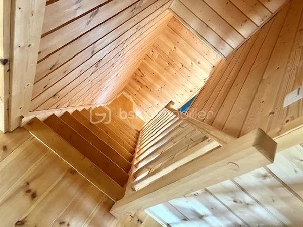 Cette JOLIE et ORIGINALE " MAISON SCANDINAVE ", a élu domicile à BOURBOURG ( DOMAINE DE L'AA ), secteur très recherché pour son CALME et sa TRANQUILLITE.
Sa situation la localise à proximité des commodités, de la MER, de la PLAGE, à 3 minutes de l'A16, de GRAVELINES, de SAINT-FOLQUIN, de CALAIS, de DUNKERQUE, D'AUDRUICQ...

Elle sera idéale pour VOTRE RESIDENCE PRINCIPALE, SECONDAIRE, ou pour une activité de LOCATION TOURISTIQUE en courte durée ( AIRBNB ), à l'entrée de la CÔTE D'OPALE ( location touristique ), à proximité de la CENTRALE NUCLEAIRE et de la GIGAFACTORY ( hébergement pour déplacement professionnel ).

Fabriqué en FINLANDE, elle sera monté par un constructeur FRANCAIS ( proche de Lille ), inspiré par les BELLES MAISONS en BOIS des PAYS NORDIQUES. 
Il en a fait son OEUVRE,  en réalisant un LIEU UNIQUE rempli du CHARME des BEAUX et NOBLES MATERIAUX.
Vous posez votre regard sur sa jolie façade, et déjà vous avez hâte de découvrir sa SURFACE de 79 m2 utiles sur 2 niveaux ( 57 m2 habitables ).

Vous entrez,  et déjà elle vous ENIVRE de sa BONNE AMBIANCE ( CHALEUR du BOIS et BELLE LUMIERE ).

Au RDC, vous découvrez sa CUISINE entièrement équipée, son SALON / SEJOUR, sa SALLE D'EAU, ses WC indépendants, sa PENDERIE.
Ces espaces vous donne accès à sa ( future ) terrasse de 24 m2, et à l'arrière de la maison.
De part son exposition ( sud/ouest ), elle bénéficie d'une LUMINOSITE EXCEPTIONNELLE, lui apportant la BRILLANCE des plus beaux JOYAUX IMMOBILIERS.
Vous empruntez son CONFORTABLE ESCALIER, pour monter au SEPTIEME CIEL, distribuant 2 CHAMBRES SPACIEUSES, avec des ESPACES pour aménager vos RANGEMENTS.

Son JARDINET et sa ( future ) TERRASSE ( c'est une option ),  sauront parfaire à l'organisation de GARDEN-PARTY, des belles soirées de l'AA, de mémorables BARBECUE, de vos après-midi FARNIENTE et de vos séances de BRONZAGE ( Je vous conseille toutefois de porter un petit maillot,  car nous sommes quand même dans les Hauts de France )

Pour parfaire à ses atours, elle dispose d'une place de parking privative, afin de pouvoir vous garer et stationner sans difficultés. Un parking collectif est aussi à votre disposition pour les invités.

Du VOLUME,  de BEAUX ESPACES,  une belle LUMINOSITE,  de NOBLES MATERIAUX,  à chacun de vos pas elle vous raconte son histoire, et vous invite à écrire les chapitres de la vôtre ! 

Les ASPECTS TECHNIQUES :  
La CONSTRUCTION sera NEUVE ( sous GARANTIE décennale ), les MENUISERIES sont en BOIS et ALU ( TRIPLE VITRAGE acoustique et thermique ), le CHAUFFAGE est par POMPE à CHALEUR AIR/AIR, elle dispose d'un BALLON D'EAU-CHAUDE ( nouvelle génération IA ), d'une CUISINE équipée, d'un ETANG de PÊCHE qui est GRATUIT et BIEN REMPLI ( même pour moi ça mordrait )...QUE VOULEZ-VOUS DE PLUS ?

Ses NOTIONS ECONOMIQUES : 
Les FRAIS DE NOTAIRE sont REDUITS ( c'est une très belle économie )  
La taxe foncière est d'environ 600 euros, et les consommations sont maîtrisées.
Les charges communes sont très faibles.
Une TERRASSE OPTIONNELLE ( en façade ), vous est proposée pour seulement 4900 euros. 
Sa localisation prédispose à la LOCATION TOURISTIQUE de COURTE DUREE, et elle saurait vous générer des revenus substantiels.
Une autre version 1 chambre et un coin nuit, est disponible au tarif de 129900 euros.

Vous souhaitez découvrir ce LIEU D'EXCEPTION, dans un COIN de PARADIS, il faut juste m'appeler Gilles O6 3O 89 OO O8...Créateur de belles émotions immobilières.

Pour des acquéreurs qualifiés,  nous sommes en recherche de biens immobiliers à vendre sur l'ensemble des Hauts de France.
N'hésitez pas à nous contacter pour une estimation de votre bien immobilier ( maison, appartement, immeuble locatif, viager...).  Elle vous sera offerte,  et nous pourrons ainsi échanger sur la qualité et la différence de nos actions commerciales,  qui transforment nos ventes en de très belles réussites immobilières.