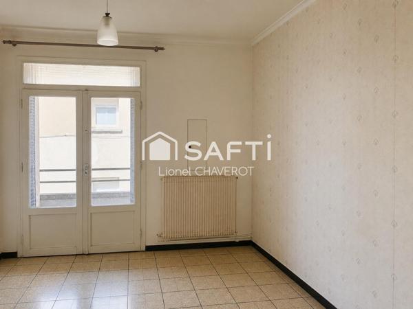 Cet appartement t de 3 chambres avec salle d’eau et WC séparés offre de beaux volumes et un fort potentiel pour créer un cadre de vie agréable.