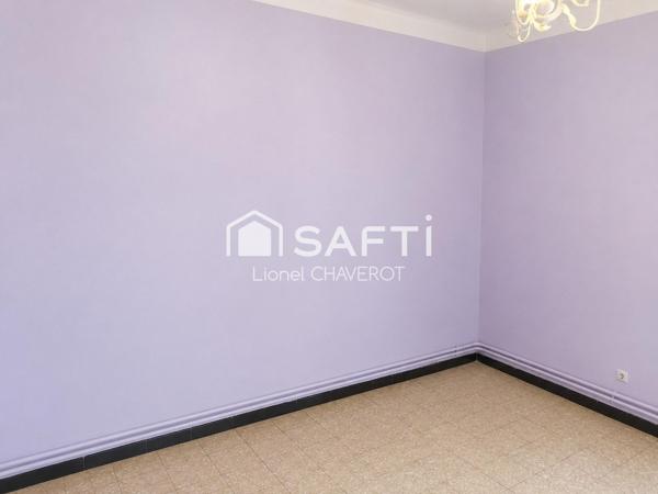 Cet appartement t de 3 chambres avec salle d’eau et WC séparés offre de beaux volumes et un fort potentiel pour créer un cadre de vie agréable.