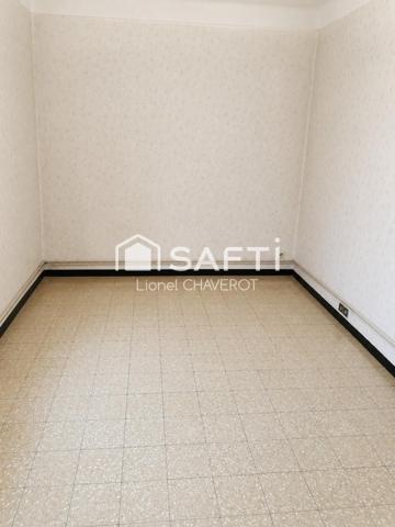 Cet appartement t de 3 chambres avec salle d’eau et WC séparés offre de beaux volumes et un fort potentiel pour créer un cadre de vie agréable.