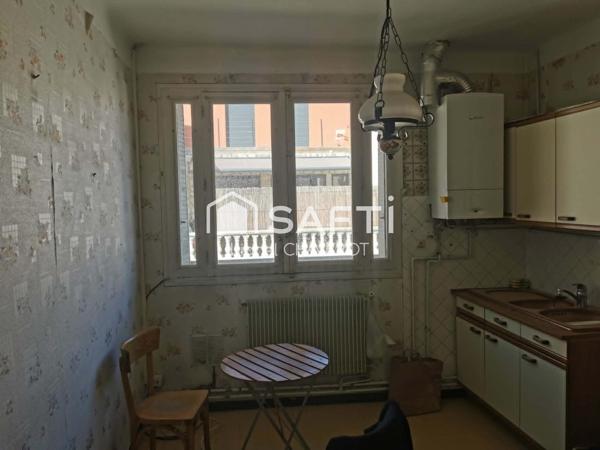 Cet appartement t de 3 chambres avec salle d’eau et WC séparés offre de beaux volumes et un fort potentiel pour créer un cadre de vie agréable.
