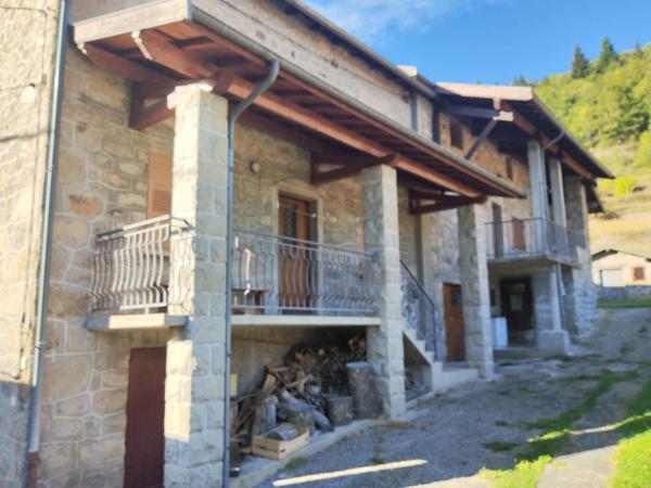 St Martin de Valamas -Propriété Rurale : 2 maisons de village mitoyennes en pierres (9 pièces) écurie, dépendances, 5000 m2 attenant, en tout 3 hectares