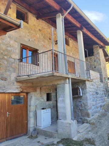 St Martin de Valamas -Propriété Rurale : 2 maisons de village mitoyennes en pierres (9 pièces) écurie, dépendances, 5000 m2 attenant, en tout 3 hectares