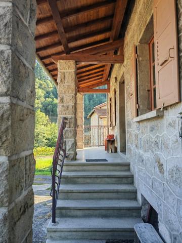 St Martin de Valamas -Propriété Rurale : 2 maisons de village mitoyennes en pierres (9 pièces) écurie, dépendances, 5000 m2 attenant, en tout 3 hectares